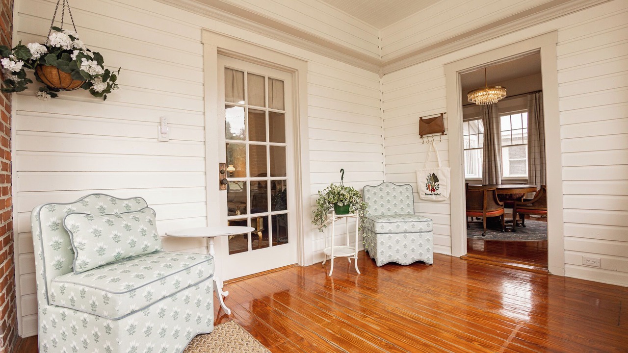 Photo of Livingroom in Historic District