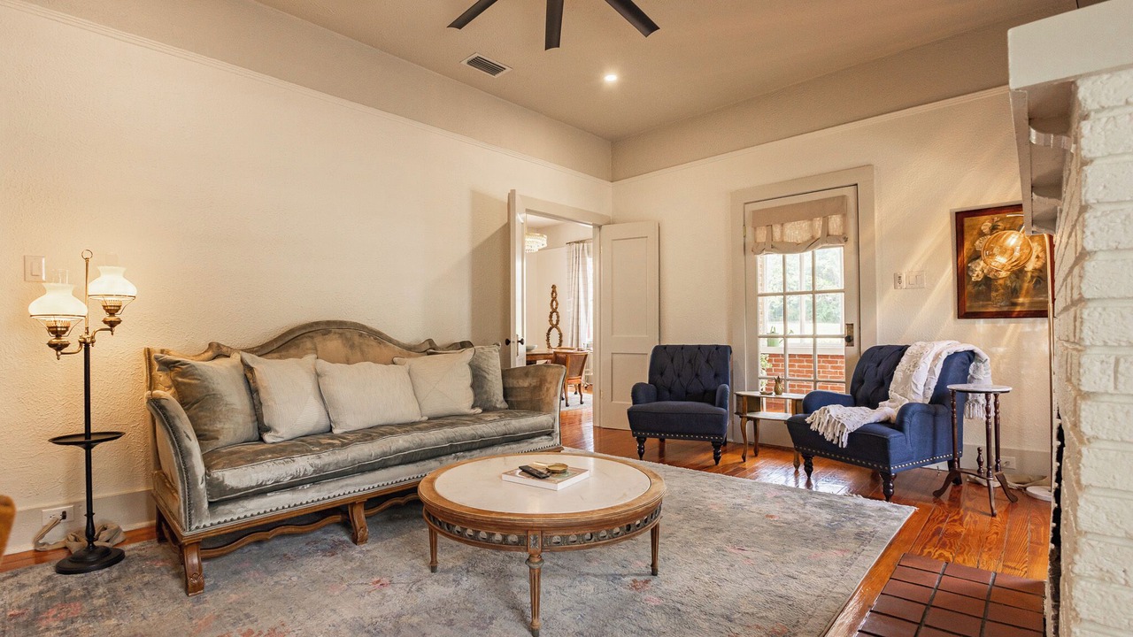 Photo of Livingroom in Historic District