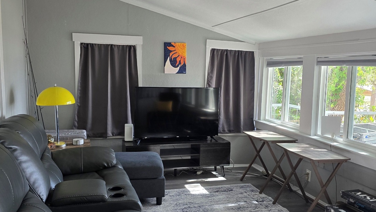 Photo of Livingroom in Putnam Hall