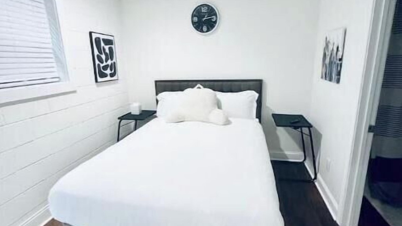 Photo of Bedroom in Colonel Elias Earle Historic District