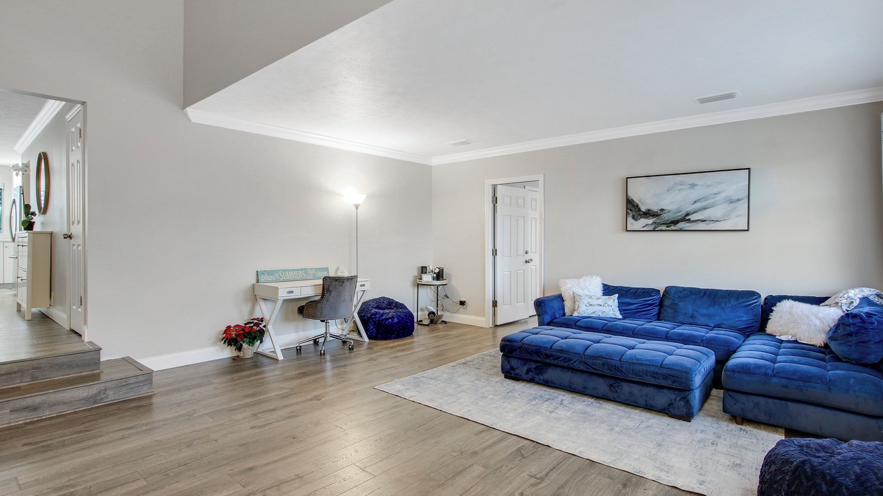 Photo of Livingroom in Waterway Manor
