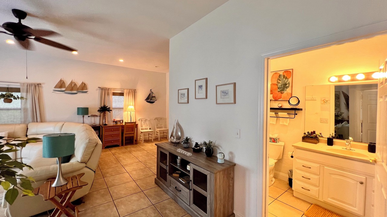 Photo of Livingroom in Edgewater