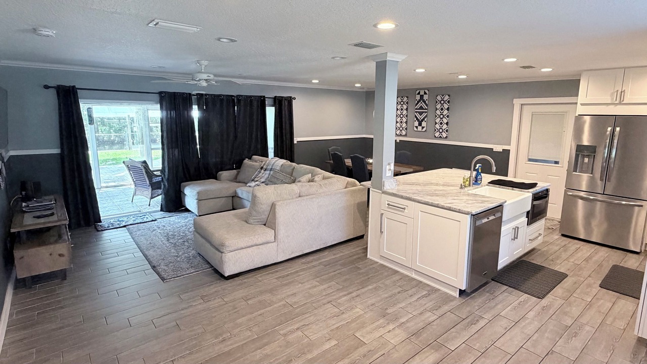 Photo of Livingroom in Indian Waters