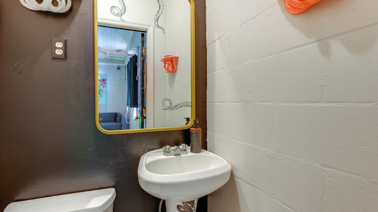 Photo of Bathroom in Weeki Wachee Gardens