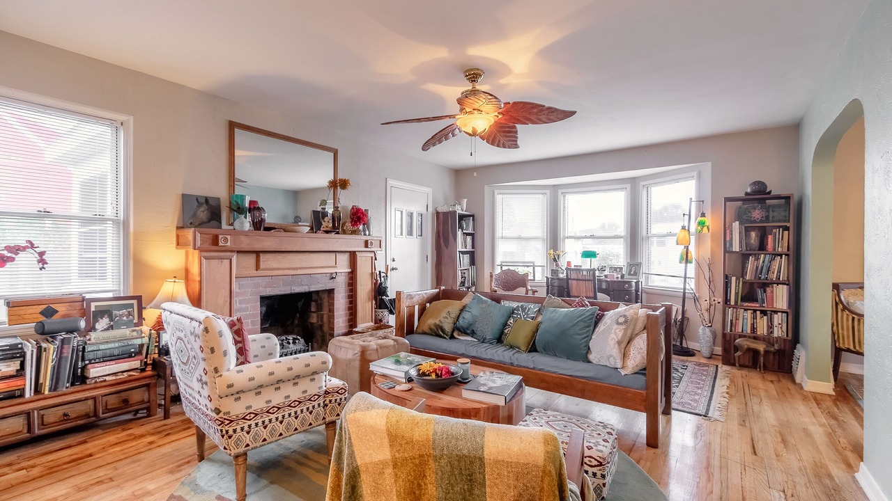 Photo of Livingroom in South Peninsula Historic District