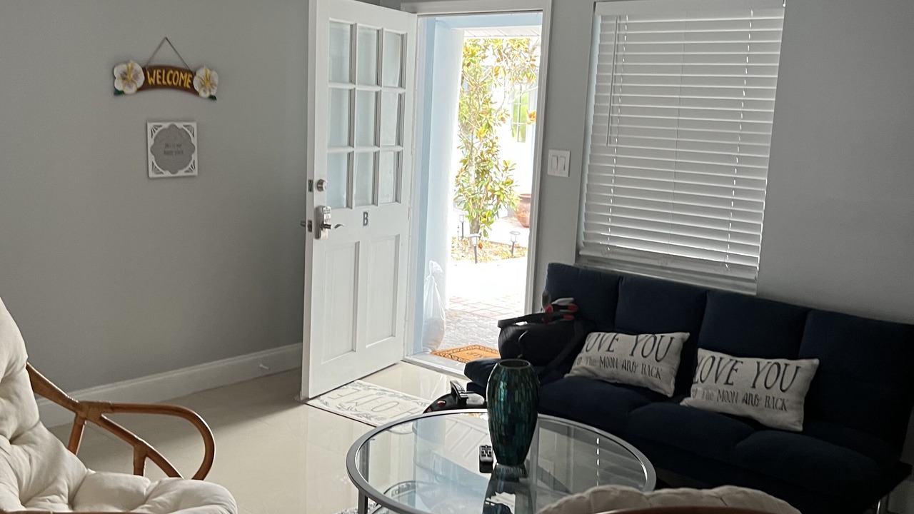 Photo of Livingroom in Embassy Hills