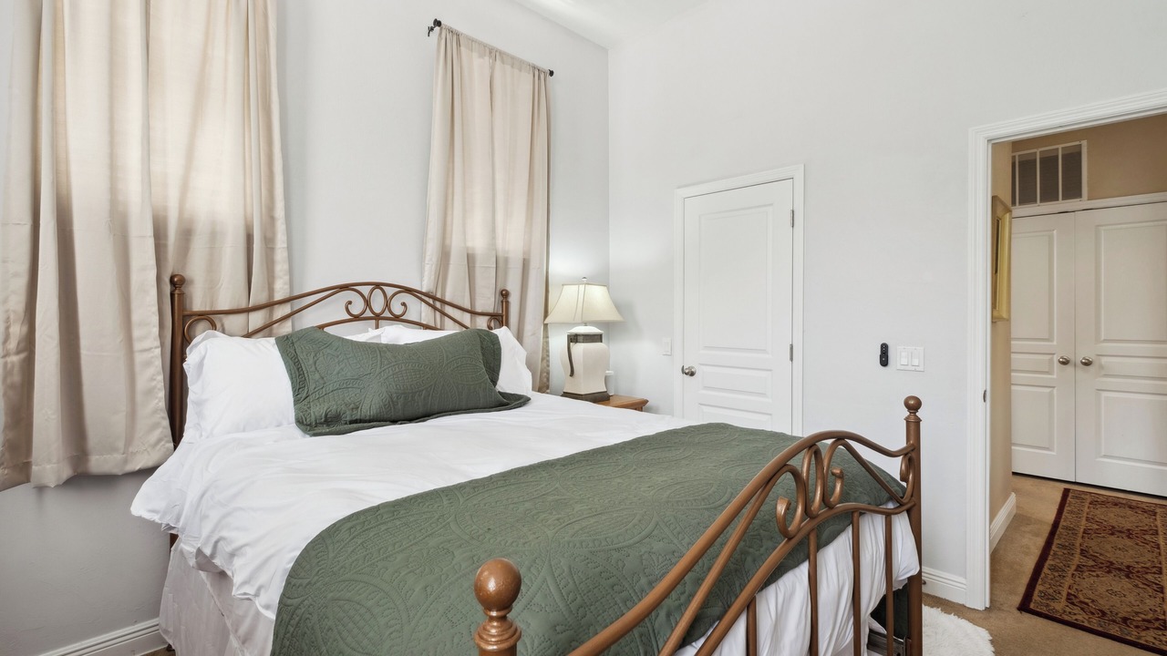 Photo of Bedroom in Haile Plantation
