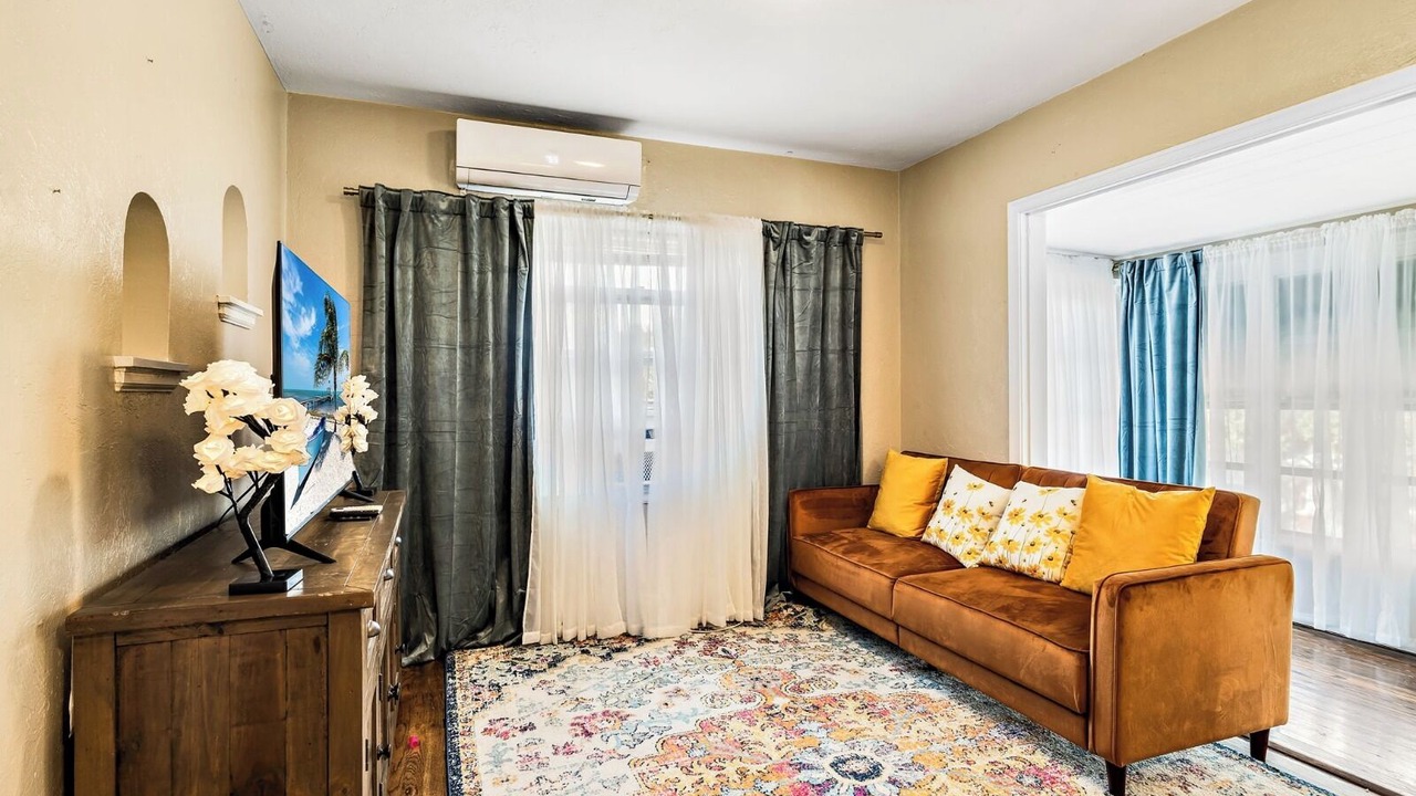 Photo of Livingroom in Historic Uptown