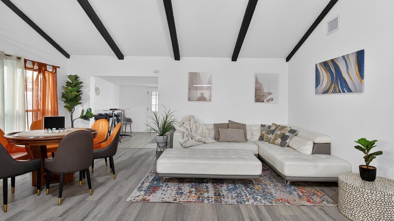 Photo of Livingroom in Egypt Lake-Leto