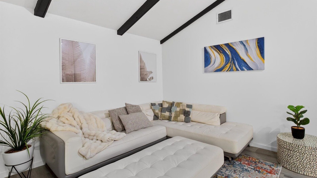 Photo of Livingroom in Egypt Lake-Leto
