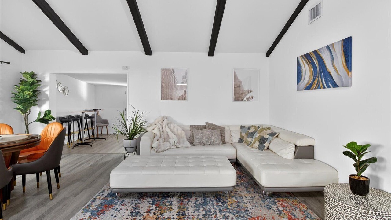 Photo of Livingroom in Egypt Lake-Leto