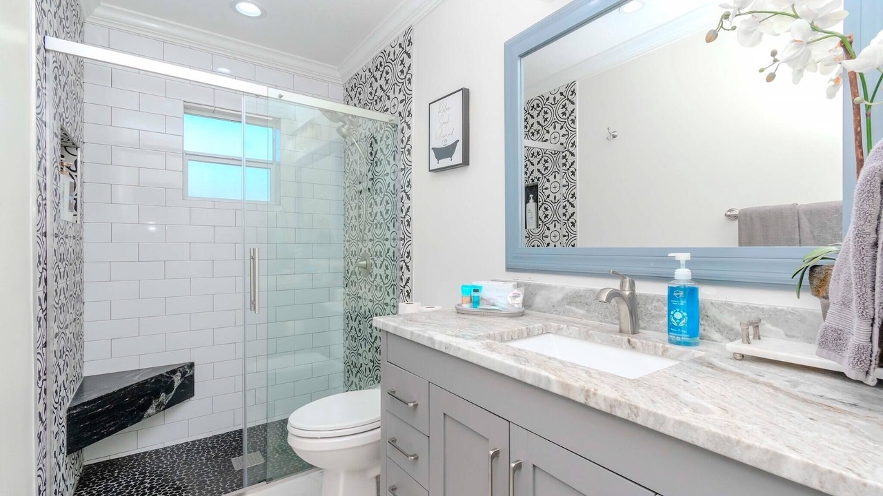 Photo of Bathroom in Bayshore Gardens