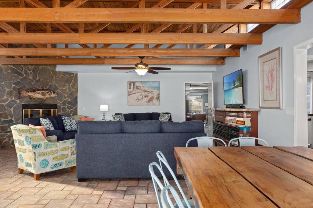 Photo of Livingroom in Thomas Drive