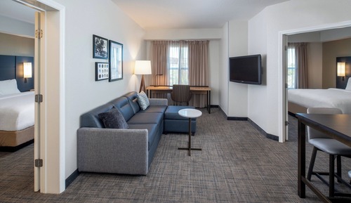 Suite, 2 Bedrooms (Mobility/Hearing Access, Roll-In Shwr)