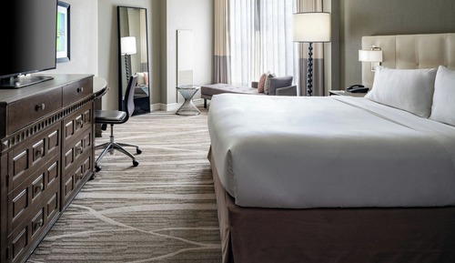 Executive Room, 1 King Bed, Larger, Courtyard View (Mobility/Hearing Access, Roll-In Shwr)