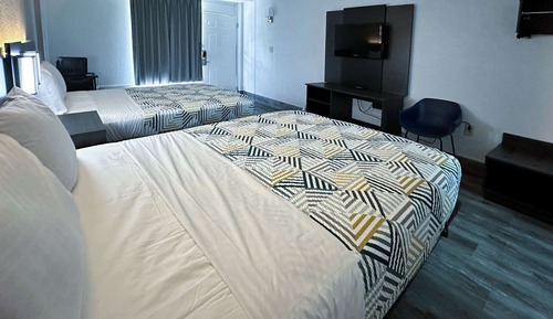 Deluxe Room, 2 Queen Beds, Non Smoking