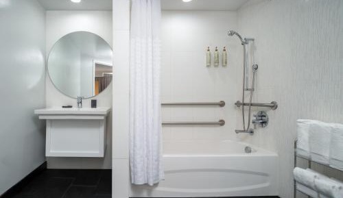 Queen Room with Sofa Bed and Partial City View - Mobility/Hearing Accessible with Tub
