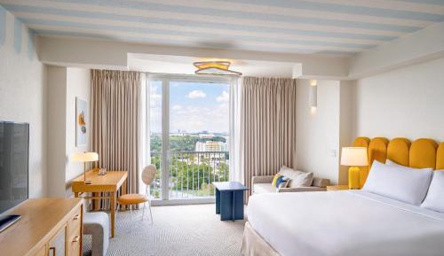  TOWER room with One King Bed + Sleeper Chair, low floor 2 - 9