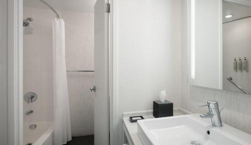  LANAI room with Two Queen Beds, low floor 1 - 2