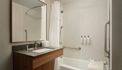 Queen Room with Two Queen Beds - Hearing Accessible