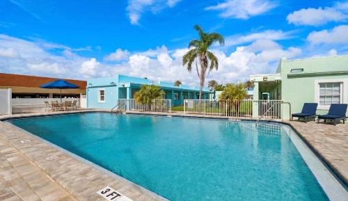 Deluxe One-Bedroom Apartment with Garden View