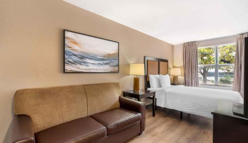 Deluxe Studio with 1 Queen Bed - Non-Smoking