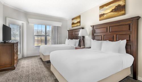 One-Bedroom Deluxe Suite with Two Double Beds and Golf Course View