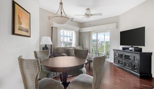 One-Bedroom Deluxe King Suite with Balcony
