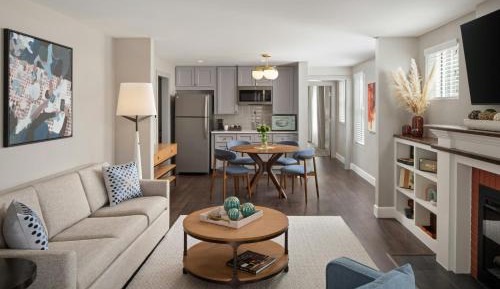One-Bedroom King Apartment with Sofa Bed