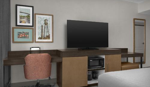 King Room with Accessible Tub - Mobility and Hearing Access/Non-Smoking