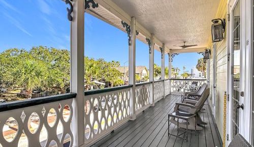 Flamingo King Room with Balcony