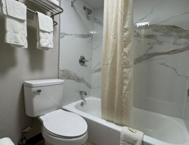 Queen Room - Second Floor/Non-Smoking