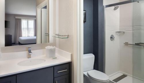 King Studio with Sofa Bed and Adapted Tub - Mobility and Hearing Accessible