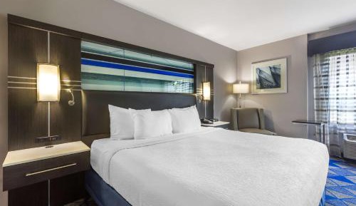 King Room with Shower Only - Non-Smoking