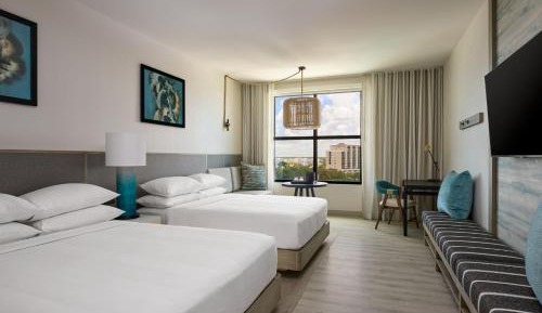 Queen Room with Two Queen Beds, Pool and Marina View and Adapted Tub - Mobility Accessible
