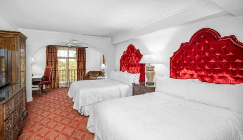 Premium, Guest room, 2 Queen (Mobility &amp; Hearing Accessible w/ Tub)