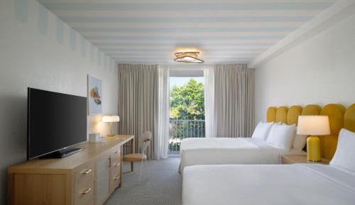 Queen Room with Two Queen Beds with City View and Adapted Tub - Mobility Accessible