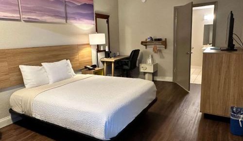 Queen Room with Mobility/Hearing Accessible - Non-Smoking