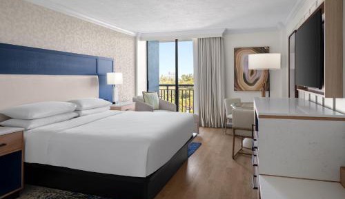 Guest room, 1 King, Partial gulf view, High floor, Balcony