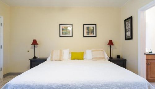 Deluxe Queen Suite