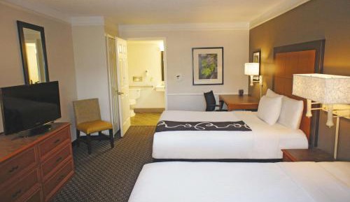 Deluxe Double Room with Two Double Beds - Mobility/Hearing Accessible with Roll-In Shower - Non-Smoking