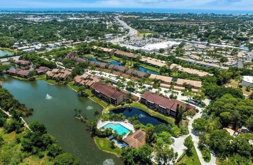Gulf Gate Estates Condo | 2 bed 2 bath luxury remodel! 3rd floor w elevator & garage-10 min to Siesta Key