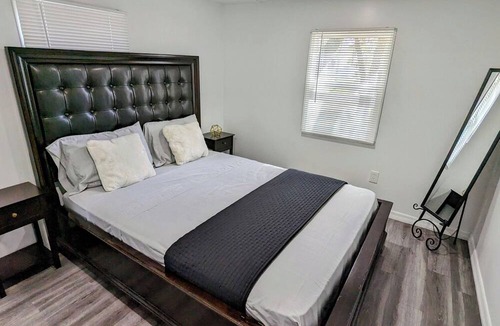 Leesburg House | WOW Modern & Cozy unit!! w/Private Entrance!