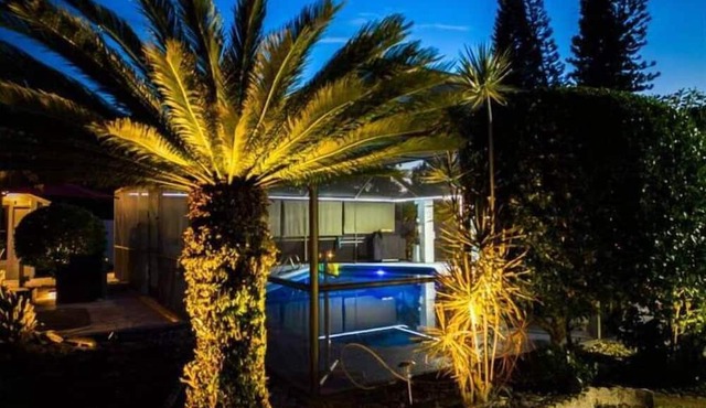 Upscale Tampa Bay Dream Home Pool / Putting Green
