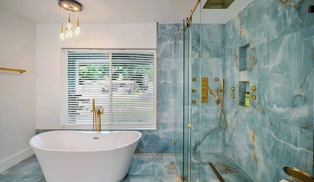 Luxe Tampa Stay Designer Bath &Tube
