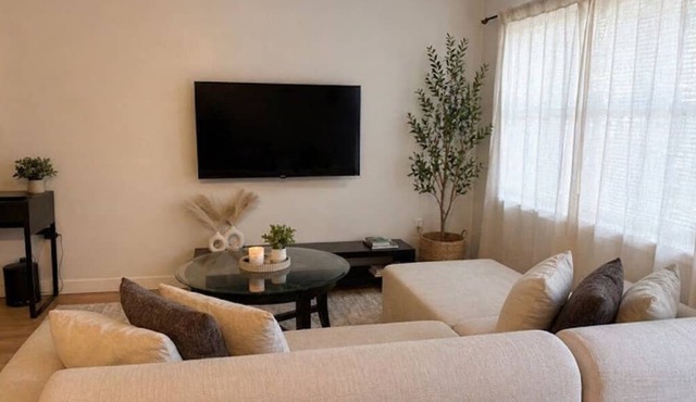 Cozy 1-bedroom apartment in serene Tampa with AC comfort