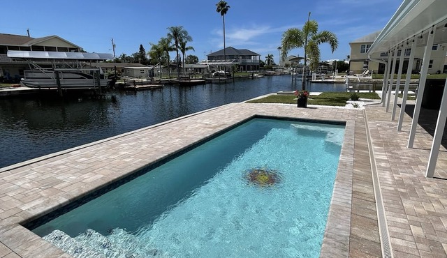 The Gulf Oasis- Pool, boat ramp, floating dock, kayaks, waterfront